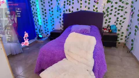 HAZEL LYNN ROSS online show from December 7, 2:57 pm