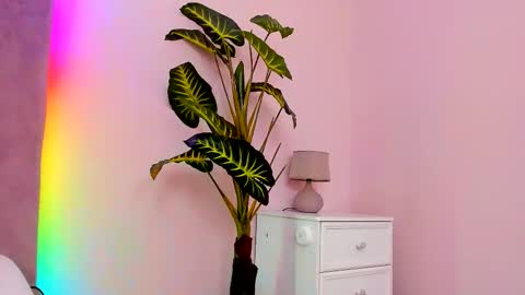 Helen online show from March 6, 9:04 am