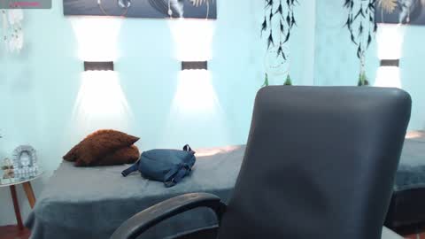 H I L A R Y online show from January 18, 2:14 am