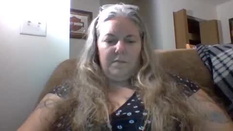 hippysnewhere online show from June 2, 6:03 am