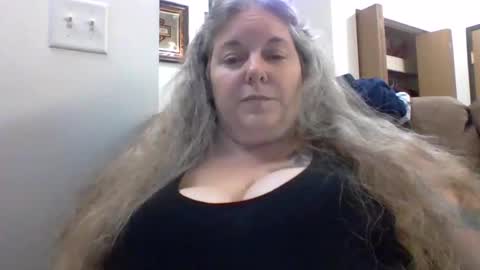 hippysnewhere online show from June 5, 3:32 am