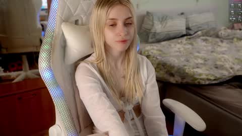 Holly online show from April 8, 9:28 pm