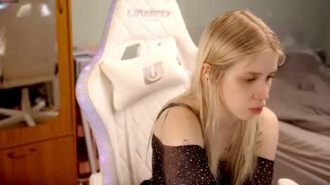 Holly online show from May 30, 7:54 pm