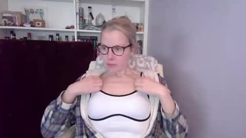 holly_bourbon online show from March 14, 6:42 pm