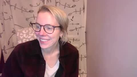 holly_bourbon online show from November 15, 2:01 am