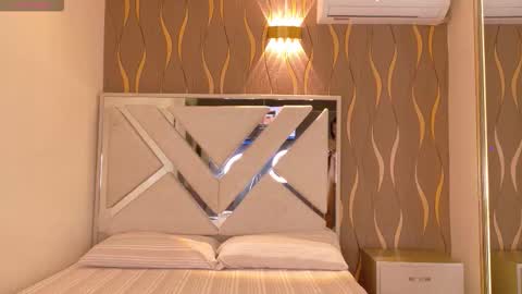 iam_nicolle online show from February 24, 12:59 pm