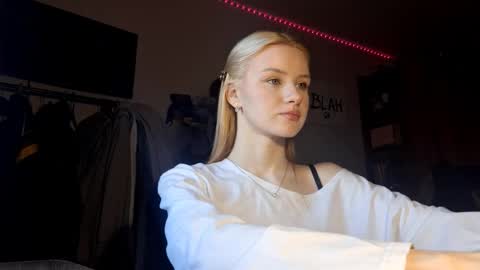 ShyLuna online show from February 4, 5:10 am