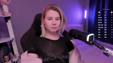 Mia online show from April 6, 10:05 am