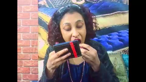 indiansexybutt4u2luv online show from July 14, 5:12 am