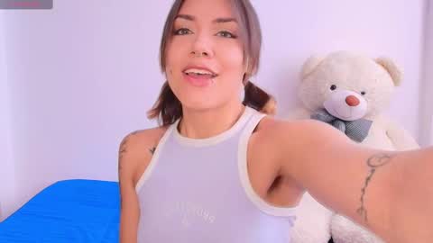 Isabella Laurentt  online show from February 18, 3:10 pm