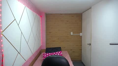 isabella_roseee online show from October 1, 8:36 pm