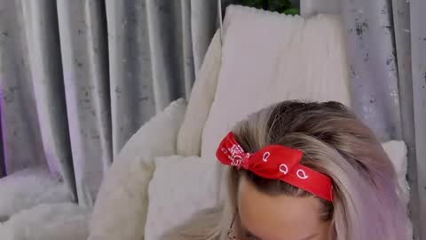 IsabelleEthan online show from February 19, 3:28 am