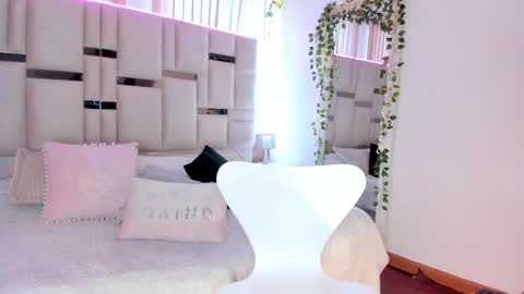 Isis  lohan online show from October 3, 12:10 pm