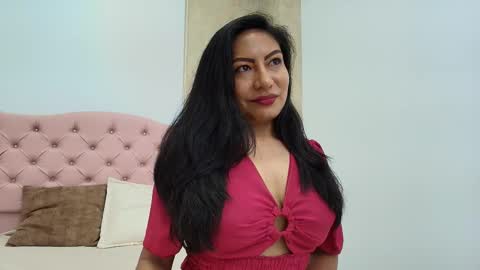 Isis Choi online show from November 29, 7:40 pm