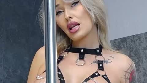 IssaSmyth online show from January 13, 4:55 pm