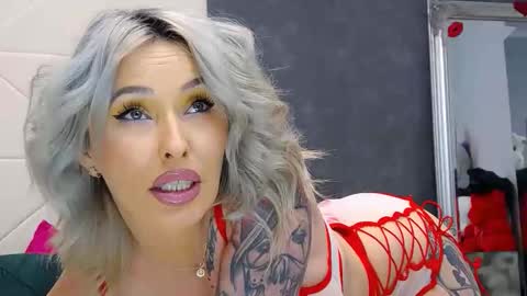 IssaSmyth online show from February 17, 5:23 pm