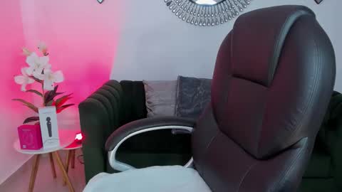 issi_loren online show from February 10, 7:50 pm