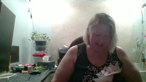 ivyjane3522 online show from May 13, 11:54 pm