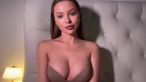 Jennie and Sophia online show from March 4, 4:13 pm