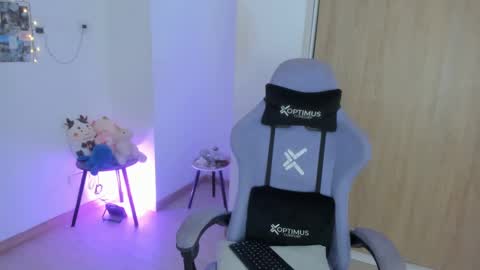 juli_santos_22 online show from October 6, 6:45 pm