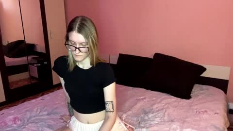 julia_charm online show from May 2, 4:21 pm
