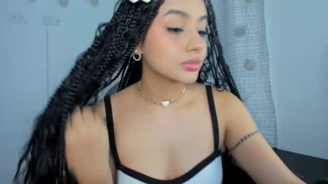 julia_strauns online show from December 28, 6:49 am