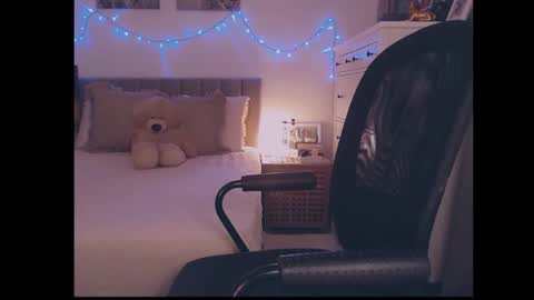 julialiones online show from November 15, 8:21 pm