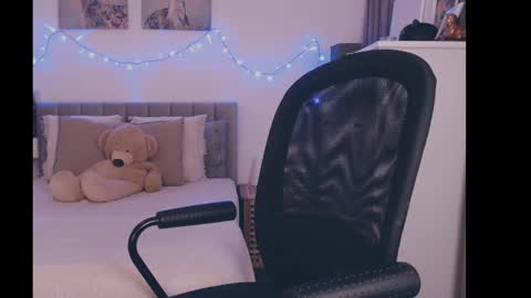 julialiones online show from January 11, 8:10 pm