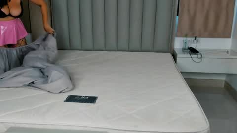 juliamillss online show from April 5, 12:42 am