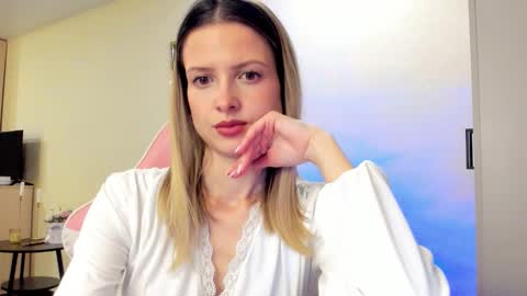 Julie online show from October 18, 3:04 pm