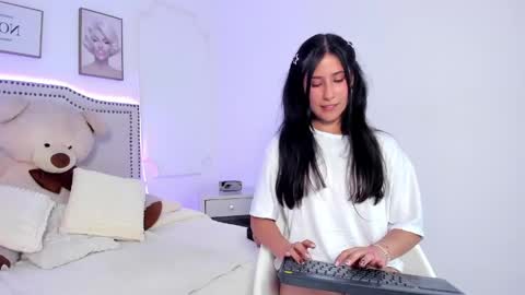 juliee_ross online show from May 19, 1:07 pm