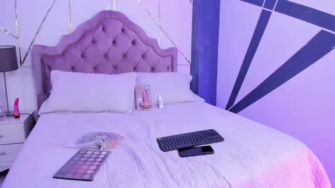 julietakane online show from December 8, 8:36 pm