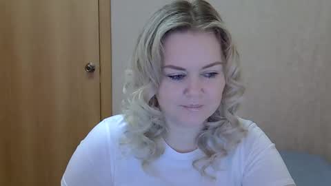 karennelsonx online show from April 8, 9:22 am