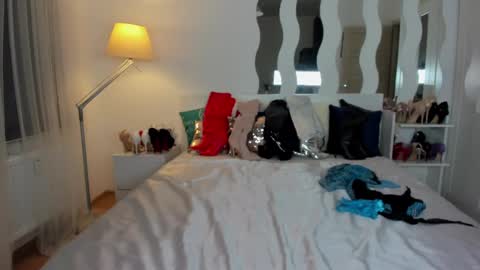 kate_redgar online show from February 2, 1:30 pm