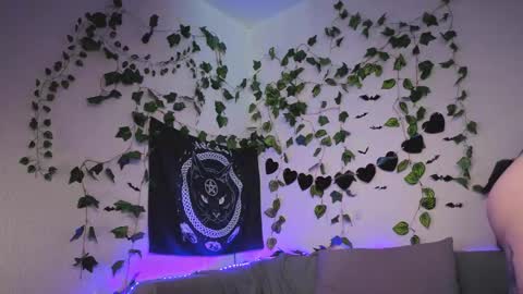 Mia online show from March 10, 8:18 am