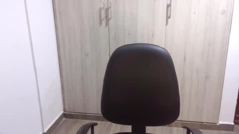  Khawit  online show from February 14, 8:10 am