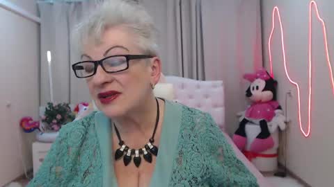 kaylesmoll online show from May 29, 6:50 pm