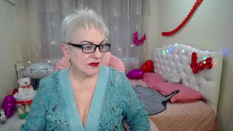 kaylesmoll online show from February 26, 5:57 am