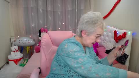 kaylesmoll online show from February 2, 7:25 pm