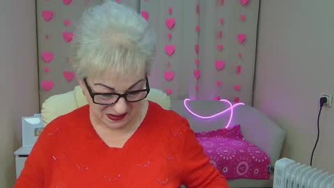 kaylesmoll online show from February 4, 8:01 pm