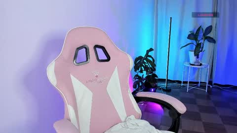 Kendall online show from April 18, 8:09 pm