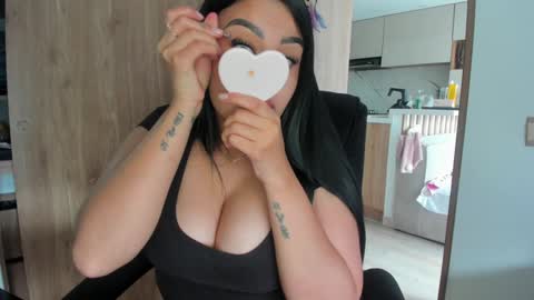 Laura online show from February 3, 9:18 pm