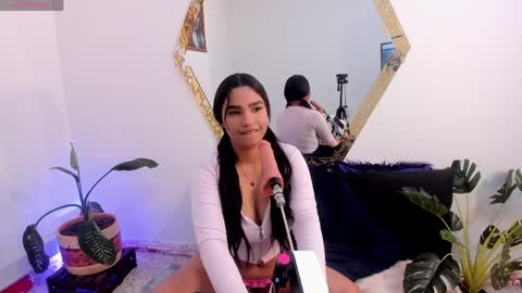 khateandersson online show from April 3, 6:28 pm