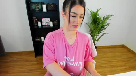 Khloe online show from April 11, 1:26 pm