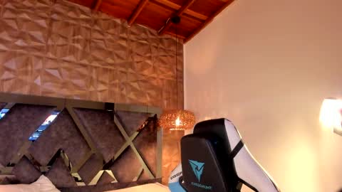 kiara_velvet__ online show from April 6, 5:19 am