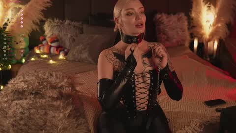 kinkylina_ online show from February 1, 1:20 pm