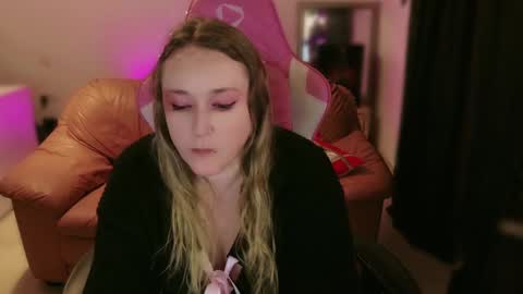 kissica online show from February 17, 6:50 pm