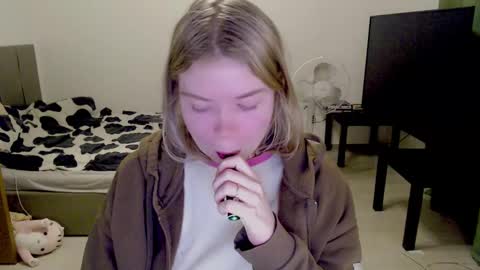 Jennyblonde and Emmabrunette online show from December 18, 3:37 am