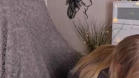 kris_grant online show from October 14, 10:40 am