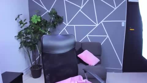 kylie online show from April 2, 3:04 am